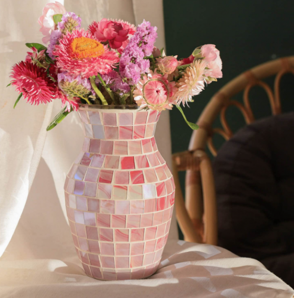 Vas bunga dari bahan porselen dengan motif bunga yang cantik